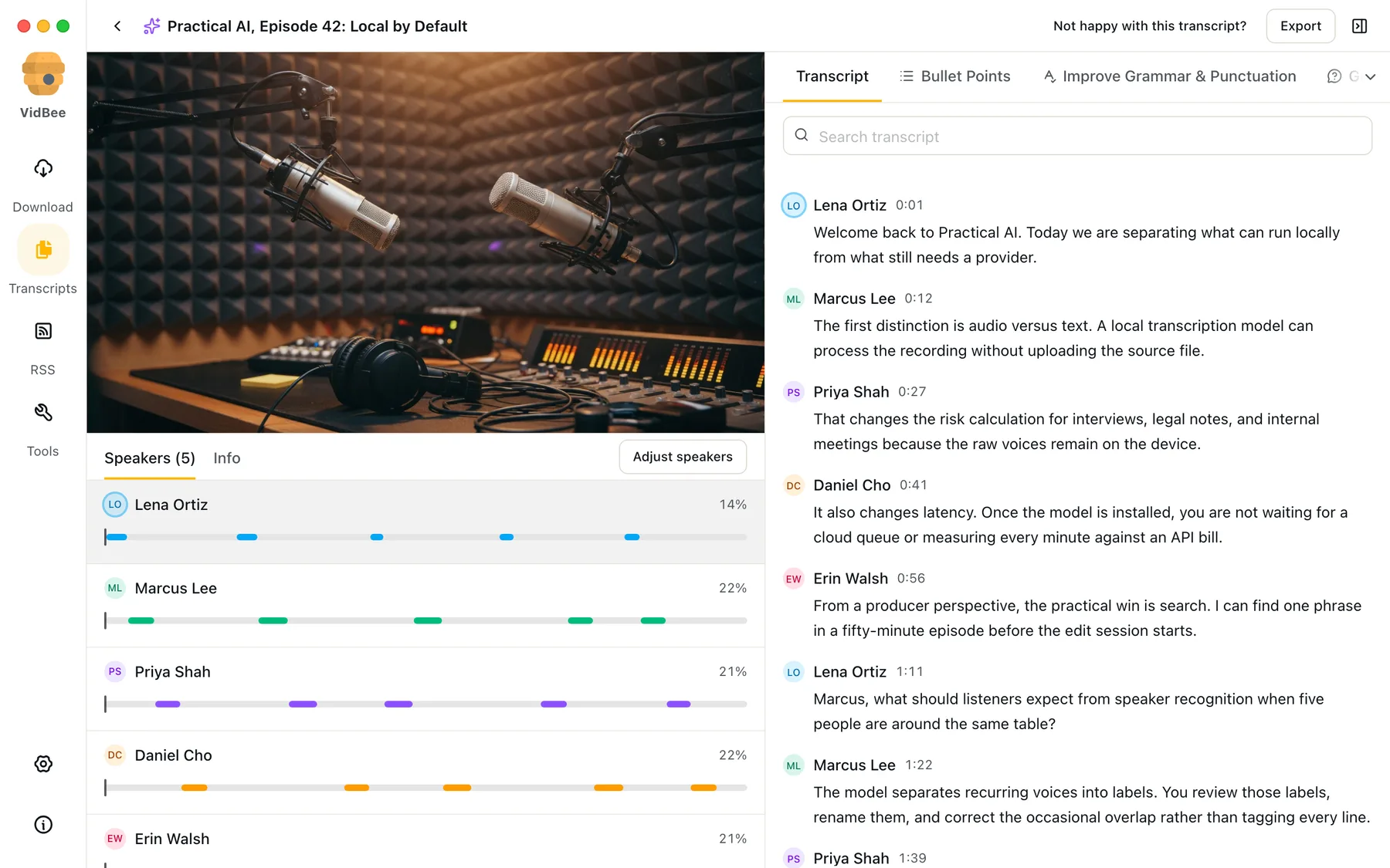 VidBee 桌面版正在顯示五位講者的 Podcast 本機轉錄